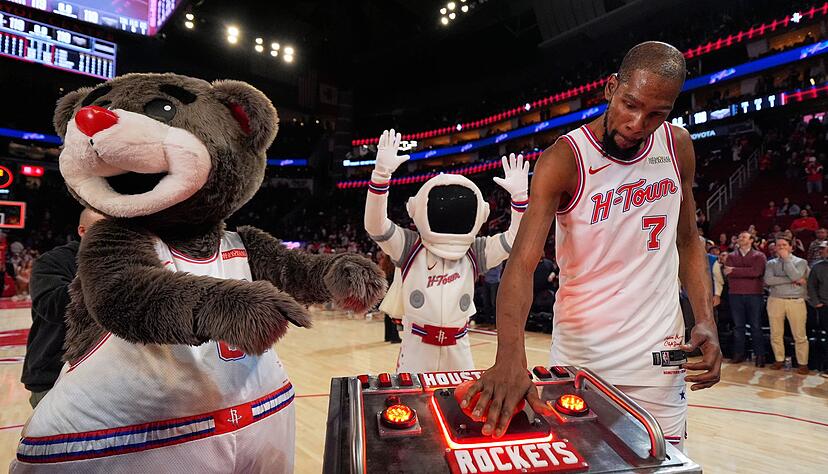 Kevin Durant &uuml;berholte Nowitzki mit Freiw&uuml;rfen kurz vor Schluss und feierte danach den Sieg der Rockets.