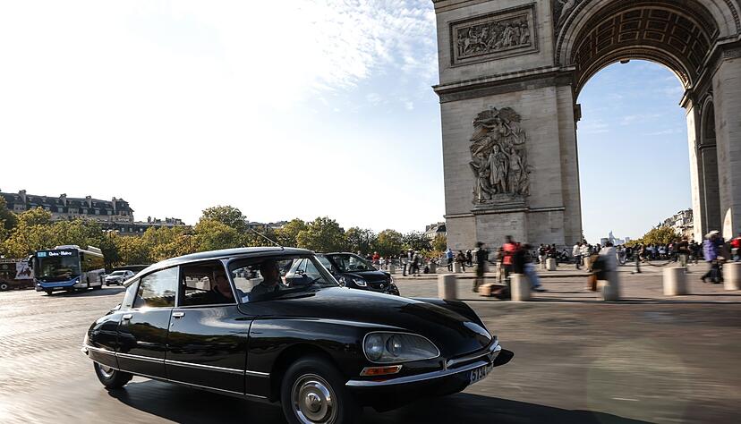 Stimmungsvoller geht es nicht: In der klassischen DS geht's rund um den Arc de Triomphe.