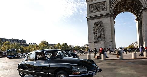 Stimmungsvoller geht es nicht: In der klassischen DS geht's rund um den Arc de Triomphe.