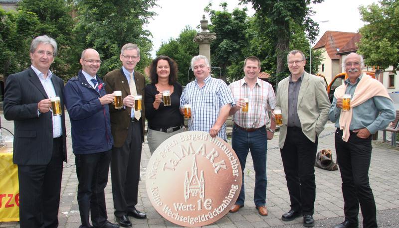 Organisatoren, Akteure und Gemeinder&auml;te stie&szlig;en mit dem frisch gebrauten Sonderfestbier auf die vierte Auflage der Talmark und den 1047. Talmarkt an: (von links) Michael Lehner, Jochen Gro&szlig;kopf, Claus Brechter, Gabriela Fischer, Otto Gollerthan, Bernd Angelberger, Martin Ramsperger und Helmut Schmiedeknecht