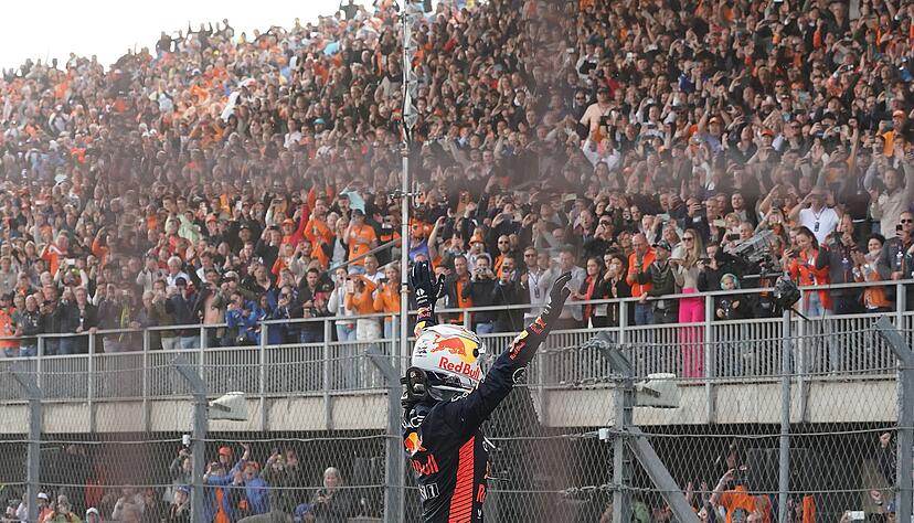 Ein Bild aus besseren Zeiten: 2023 gewann Max Verstappen zuletzt in Zandvoort und ließ sich feiern. (Archivbild)