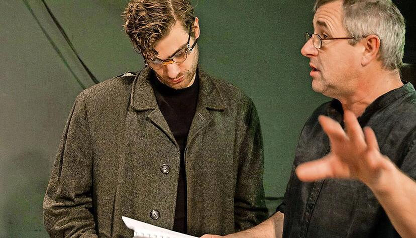 Bei der Probe mit Philip Badi Blom (links): Regisseur Arne Retzlaff verantwortet die Aufführung von Borcherts "Draußen vor der Tür".Foto Sonja Ramm Bei der Probe mit Philip Badi Blom (links): Regisseur Arne Retzlaff verantwortet die Aufführung von Borcherts "Draußen vor der Tür".Foto Sonja Ramm