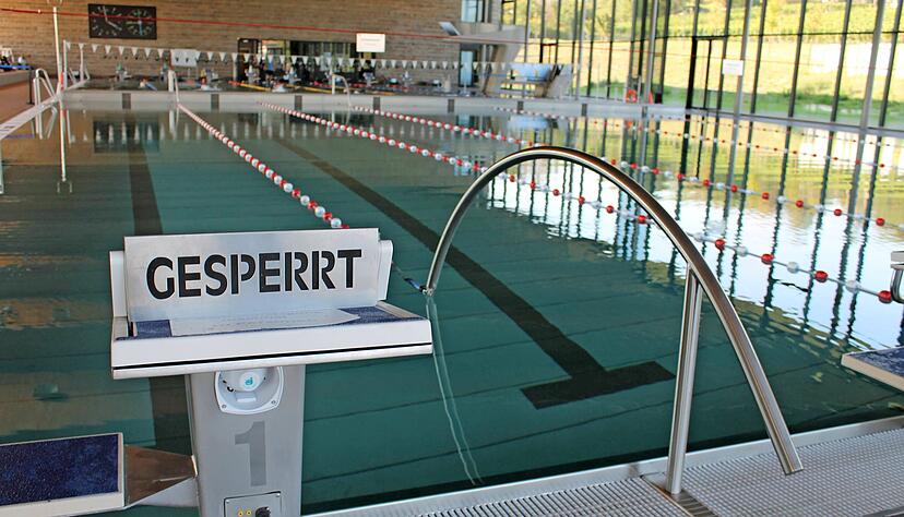 Eine spezielle Konstruktion macht es möglich: Jeweils zehn Schwimmer können im Neckarsulmer Aquatoll-Sportbad in einer Doppelbahn unterwegs sein.
Fotos: Simon Gajer Eine spezielle Konstruktion macht es möglich: Jeweils zehn Schwimmer können im Neckarsulmer Aquatoll-Sportbad in einer Doppelbahn unterwegs sein.
Fotos: Simon Gajer