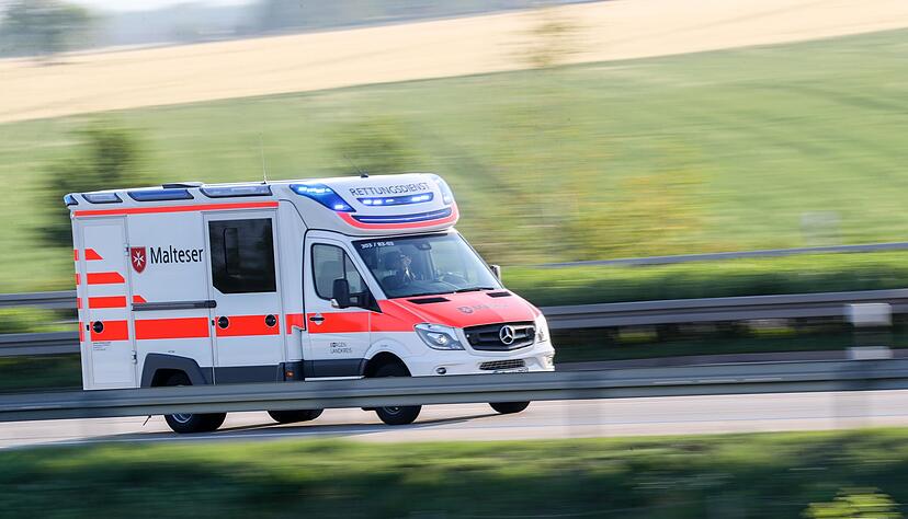 Sanitäter bringen den verletzten Mann in eine Klinik. (Symbolbild) Sanitäter bringen den verletzten Mann in eine Klinik. (Symbolbild)