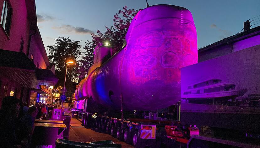 Das historische U-Boot "parkt" in Bad Rappenau in der Kirchenstraße.