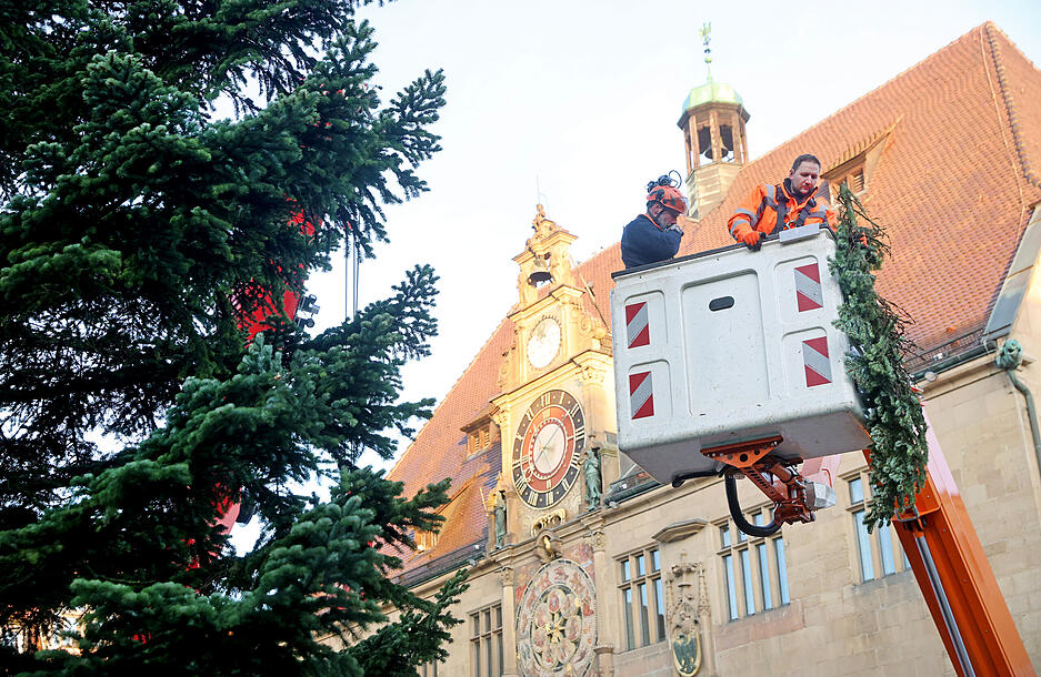 Arbeiter waren am Mittwochmorgen am Werk, um den Weihnachtsbaum auf dem Heilbronner Marktplatz zu platzieren.