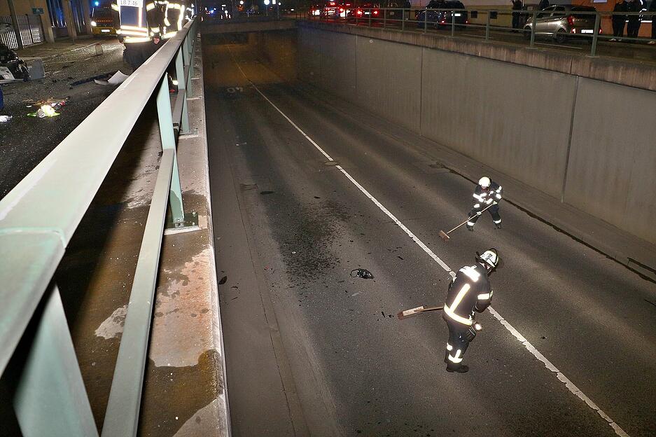 Einsatzkr&auml;fte der Feuerwehr s&auml;ubern nach einem schweren Unfall in Ludwigsburg eine Fahrbahn.