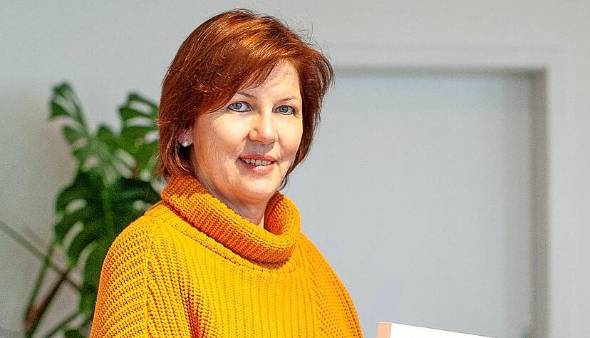 Weinerlebnisführerin Regina Weihbrecht freut sich über den Preis..