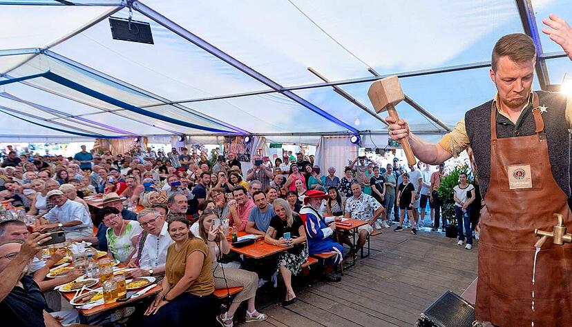 Unter den Blicken der Festzeltbesucher musste Bürgermeister Andreas Zaffran bei der Eröffnung des Talmarkts sein Können unter Beweis stellen: Zwei Schläge brauchte der Rathauschef, dann floss das Bier. Unter den Blicken der Festzeltbesucher musste Bürgermeister Andreas Zaffran bei der Eröffnung des Talmarkts sein Können unter Beweis stellen: Zwei Schläge brauchte der Rathauschef, dann floss das Bier.