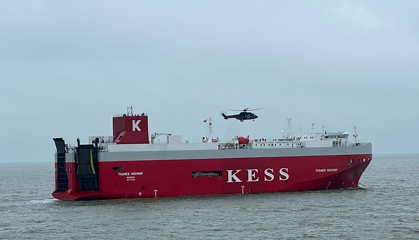 Der Frachter wurde zur&uuml;ck in den Emder Hafen geschleppt.