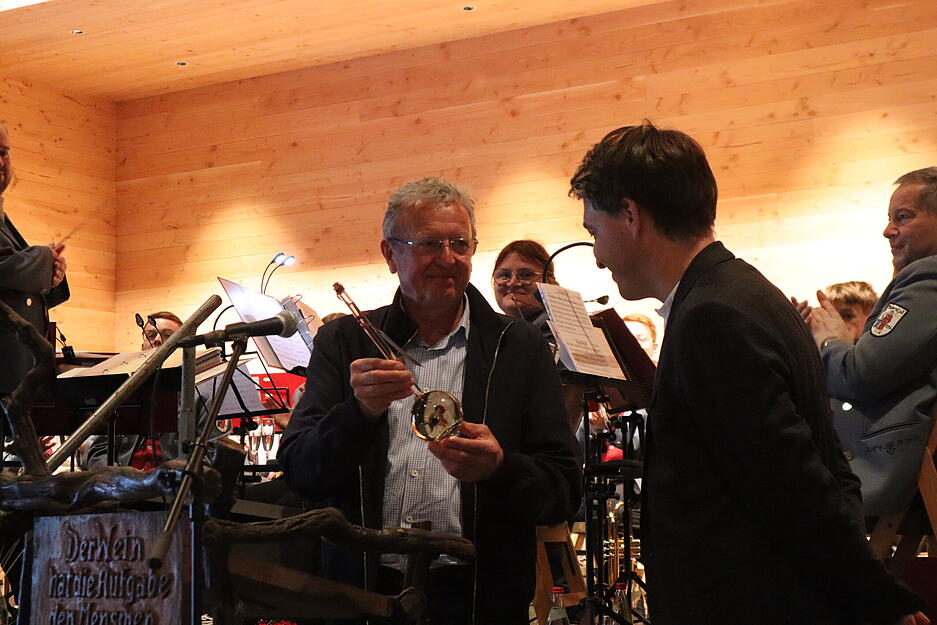 J&uuml;rgen Kerl &uuml;bergibt eine besondere Flasche Distelfinken-Geist an B&uuml;rgermeister Beck.