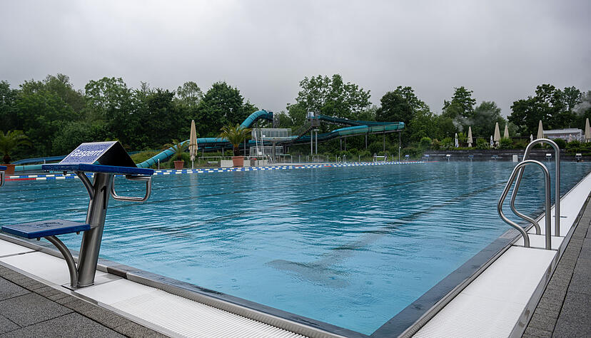 Wie im Mineralfreibad in Oberstenfeld sehen auch die Becken in den Freibädern der Region aus. Nur Sportschwimmer verirren sich zurzeit ins Wasser.
Foto: Christiana Kunz