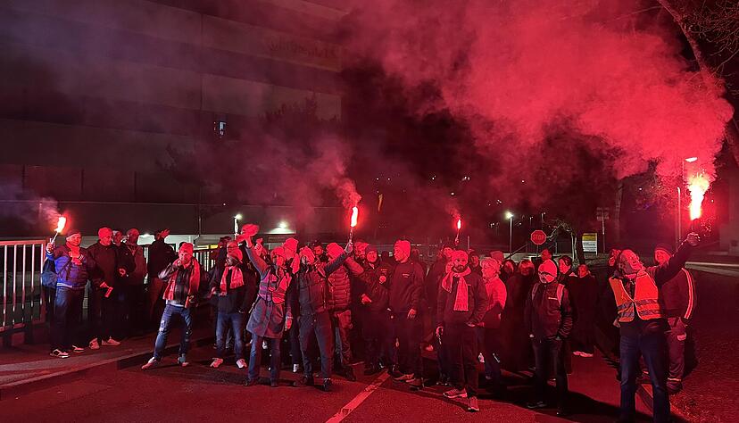 Rot leuchtender Rauch stieg am fr&uuml;hen Mittwochmorgen im Kochertal auf, als die Fr&uuml;hschicht bei Hornschuch zum Streik zusammentrat.