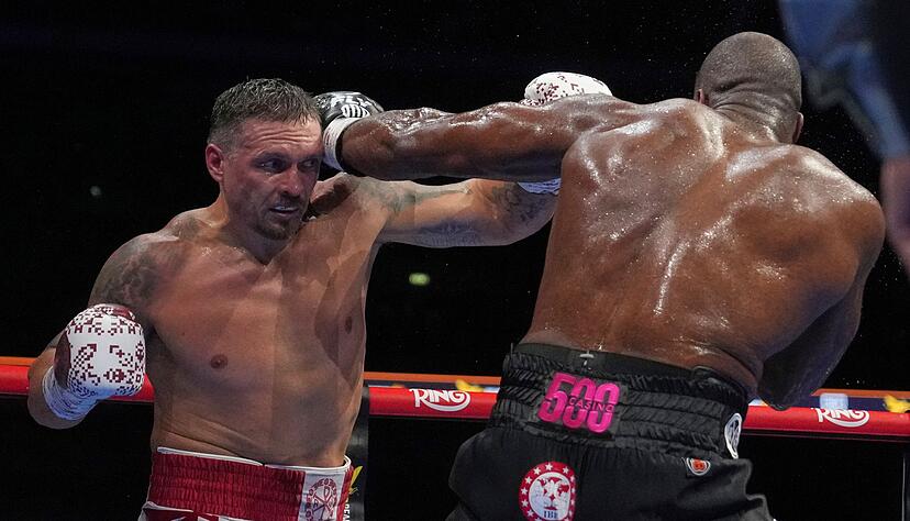 Usyk (l.) gewann den Kampf in der fünften Runde durch K.-o.