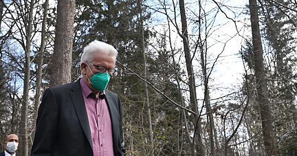 Winfried Kretschmann (B&uuml;ndnis 90/Die Gr&uuml;nen), Ministerpr&auml;sident von Baden-W&uuml;rttemberg, geht mit gr&uuml;nem Mund-Nasen-Schutz vor dem Beginn der Koalitionsverhandlungen f&uuml;r eine Wiederauflage des Regierungsb&uuml;ndnisses mit der CDU zu dem Verhandlungsraum im Haus des Waldes. (zu dpa: "Koalitionsverhandlungen im S&uuml;dwesten beginnen mit Kassensturz") +++ dpa-Bildfunk +++