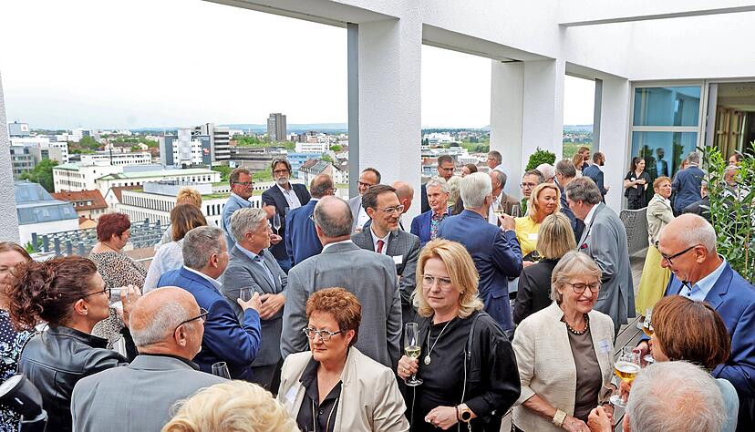 Zahlreiche Gäste hatten sich in der Skybar eingefunden, um die offizielle Eröffnung des Parkhotels im Heilbronner Stadtgarten zu feiern.