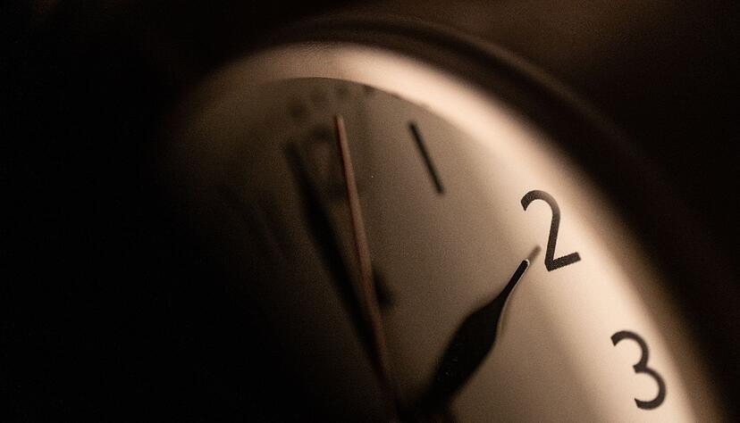 Ein Wecker zeigt zwei Uhr an. Ein Wecker zeigt zwei Uhr an.