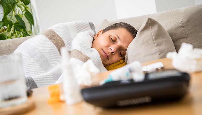 Eine Grippe wird durch Influenzaviren ausgelöst und kann Betroffene regelrecht lahmlegen. Eine Grippe wird durch Influenzaviren ausgelöst und kann Betroffene regelrecht lahmlegen.