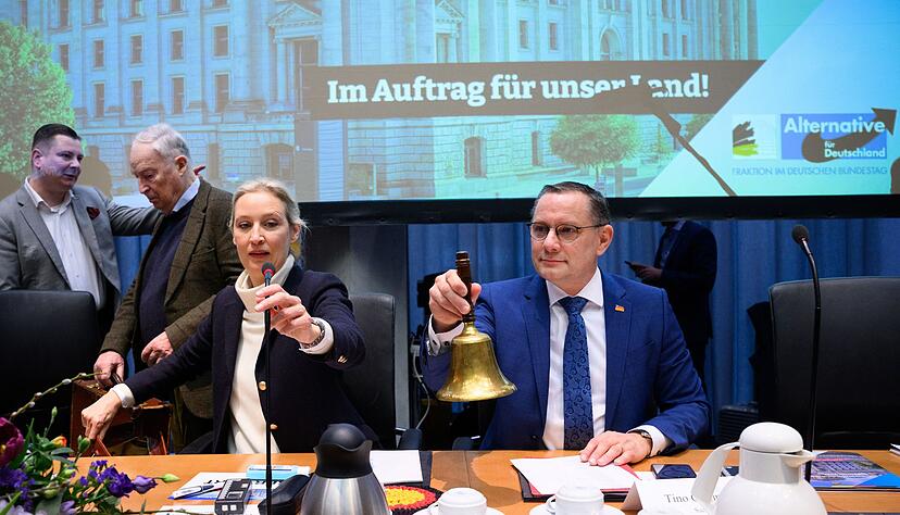 Die Fraktionschefs Alice Weidel und Tino Chrupalla er&ouml;ffnen die erste AfD-Fraktionssitzung nach der Bundestagswahl.