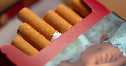 Eine ge&ouml;ffnete Zigarettenpackung (Illustration)