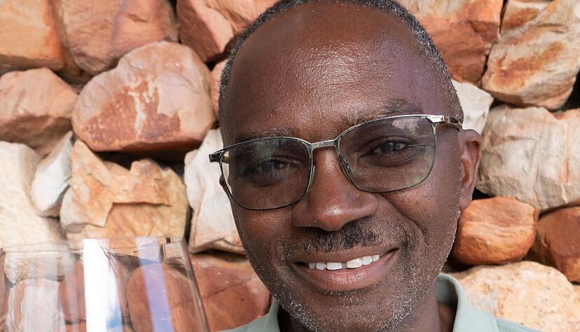 Winzer Tariro Masayiti kam aus Simbabwe nach Südafrika, um Weinbau zu studieren - und blieb. Winzer Tariro Masayiti kam aus Simbabwe nach Südafrika, um Weinbau zu studieren - und blieb.