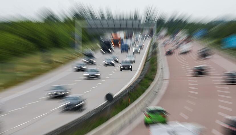 Viele Autos - viele Spuren: Manchmal geht es auf der Autobahn hoch her und es kann zu Missverst&auml;ndnissen kommen, etwa beim &Uuml;berholen.