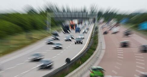 Viele Autos - viele Spuren: Manchmal geht es auf der Autobahn hoch her und es kann zu Missverst&auml;ndnissen kommen, etwa beim &Uuml;berholen.