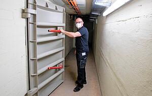 Hausmeister Rüdiger Meckes am Eingang des Bunkers: zweifach gesicherte Stahltüren, von innen und außen zu verriegeln. Hausmeister Rüdiger Meckes am Eingang des Bunkers: zweifach gesicherte Stahltüren, von innen und außen zu verriegeln.
