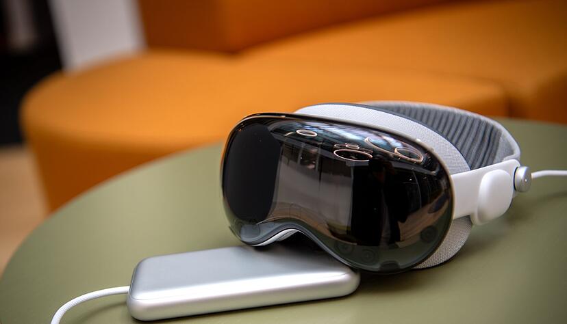 Der externe Akku der Vision Pro steckt auch in einem Aluminium-Geh&auml;use und ist per Kabel verbunden.