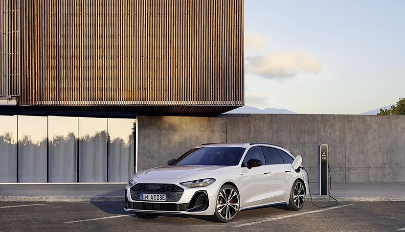Der neue Audi A5 Avant kommt als Plug-in-Hybrid in zwei verschiedenen Leistungsstufen. Die Preise starten ab 62.500 Euro.