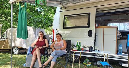 Angereist aus der österreichischen Obersteiermark, genossen Ina Moore und ihre Mutter Sue Horner (v.l.) den Samstagvormittag auf dem Campingplatz.
Foto: Möllers