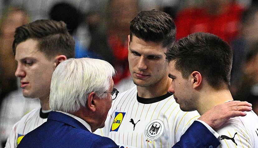 Bundespr&auml;sident Frank-Walter Steinmeier (links) hat nach dem verlorenen Spiel um Platz 3 gegen Schweden Sebastian Heymann (Zweiter von links) mit Renars Uscins (rechts) verwechselt.
Foto: dpa