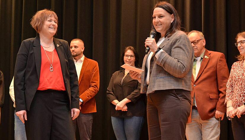 Die stellvertretende B&uuml;rgermeisterin Melanie Hoffmann (rechts) nimmt der neuen B&uuml;rgermeisterin Sandra Sch&ouml;ll den Amtseid ab.