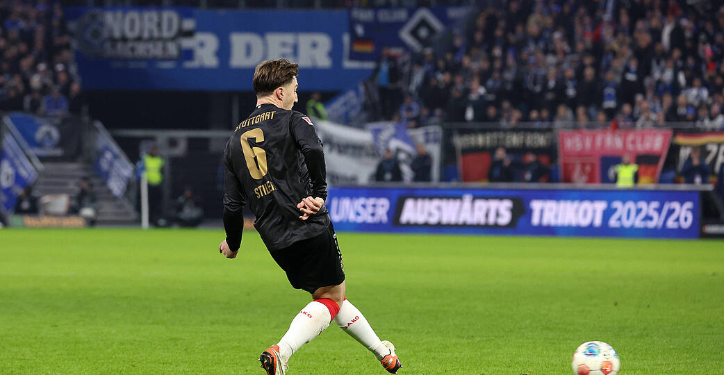 Die Freistoß-Idee von Angelo Stiller und Deniz Undav ging nicht auf. Der HSV kontert sich anschließend zum Sieg, der VfB Stuttgart geht leer aus. Die Freistoß-Idee von Angelo Stiller und Deniz Undav ging nicht auf. Der HSV kontert sich anschließend zum Sieg, der VfB Stuttgart geht leer aus.