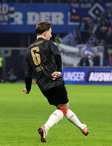 Die Freistoß-Idee von Angelo Stiller und Deniz Undav ging nicht auf. Der HSV kontert sich anschließend zum Sieg, der VfB Stuttgart geht leer aus. Die Freistoß-Idee von Angelo Stiller und Deniz Undav ging nicht auf. Der HSV kontert sich anschließend zum Sieg, der VfB Stuttgart geht leer aus.