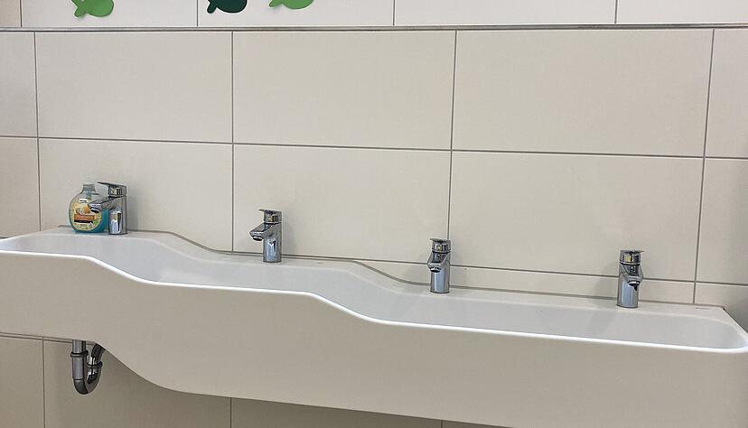 An diesem abgestuftes Waschbecken bekommen alle Kinder ihre Hände ohne Hilfe unter den Wasserhahn. An diesem abgestuftes Waschbecken bekommen alle Kinder ihre Hände ohne Hilfe unter den Wasserhahn.
