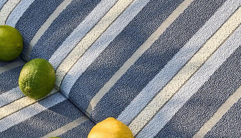 Ein echter Hingucker: Grafische Cabana-Streifen in Blau oder bunten Farben zieren 2026 Sonnenschirme, Poolliegen, Handt&uuml;cher und Sitzkissen.