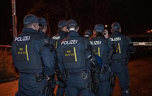 Polizisten überwachen die Kundgebung der rechtsextremen Gruppe auf dem Heilbronner Wartberg. Polizisten überwachen die Kundgebung der rechtsextremen Gruppe auf dem Heilbronner Wartberg.