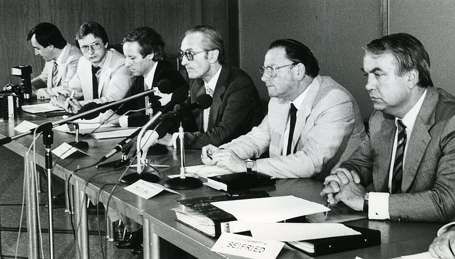 Die Polizei gerät unter Druck, da mittlerweile vermutet wird, dass der Täter ein Beamter ist. Am 16. August 1985 gibt es eine Pressekonferenz zu den Ermittlungsarbeiten. Die Polizei gerät unter Druck, da mittlerweile vermutet wird, dass der Täter ein Beamter ist. Am 16. August 1985 gibt es eine Pressekonferenz zu den Ermittlungsarbeiten.