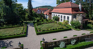 Das Ambiente wäre ideal: Die Orangerie soll eine Außenstelle des Standesamts Obersulm werden. Dazu müsste das Nebengebäude saniert werden ebenso wie das Teehaus daneben, das sich für Sektempfänge eignen würde. Das Ambiente wäre ideal: Die Orangerie soll eine Außenstelle des Standesamts Obersulm werden. Dazu müsste das Nebengebäude saniert werden ebenso wie das Teehaus daneben, das sich für Sektempfänge eignen würde.