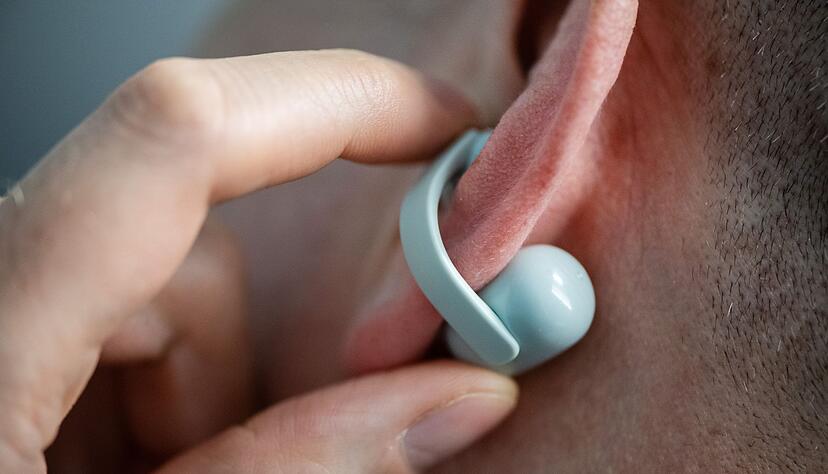 Die Mediensteuerung erfolgt &uuml;ber Fingertipper auf den Verbindungssteg zwischen den beiden Teilen der LinkBuds Clip.