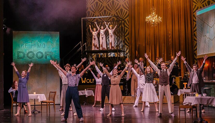 Mitreißende Choreografien und eine tolle Besetzung: Das Musical „The Famous Door On Swing Street“ ist noch zwei Mal im Großen Haus zu erleben. Mitreißende Choreografien und eine tolle Besetzung: Das Musical „The Famous Door On Swing Street“ ist noch zwei Mal im Großen Haus zu erleben.