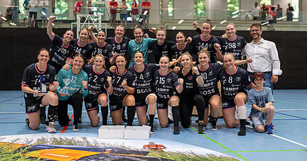 Siegerjubel bei der TuS Metzingen: Die &bdquo;TuSsies&ldquo; gewannen die zweite Auflage des Neckarsulmer Turniers und sind damit Nachfolgerinnen von Vorjahresgewinner HSG Bensheim/Auerbach.