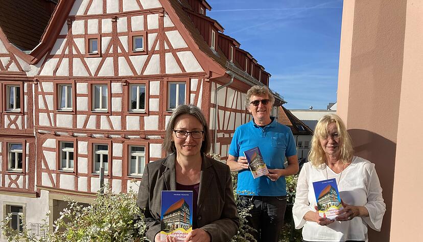 Die Autoren &minus; Stadtarchivarin Petra Binder (links), der Vorsitzende des historischen Vereins Heimatfreunde Eppingen, Reinhard Ihle, und die Regionalkultur-Verlagsredakteurin Andrea Sitzler pr&auml;sentieren das Werk vor der Alten Post.
Foto: Schwarzb&uuml;rger