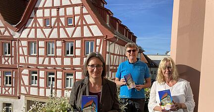 Die Autoren &minus; Stadtarchivarin Petra Binder (links), der Vorsitzende des historischen Vereins Heimatfreunde Eppingen, Reinhard Ihle, und die Regionalkultur-Verlagsredakteurin Andrea Sitzler pr&auml;sentieren das Werk vor der Alten Post.
Foto: Schwarzb&uuml;rger