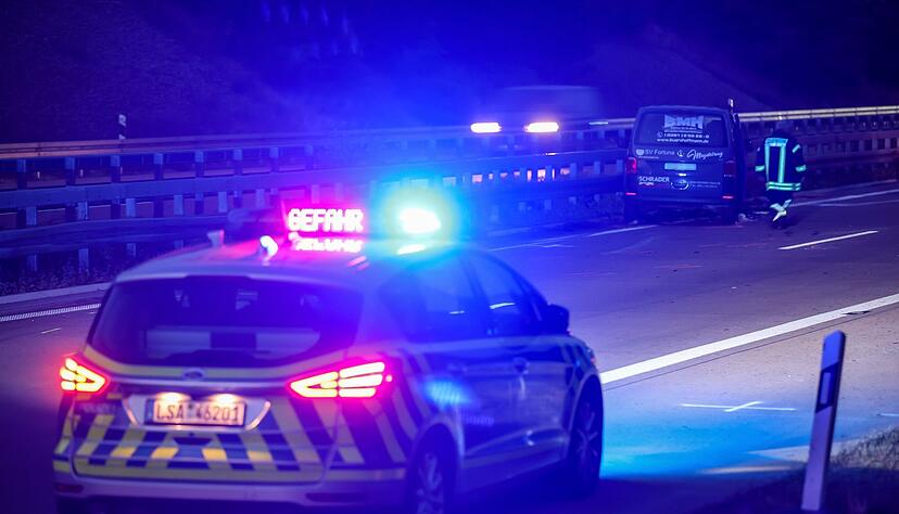 Polizeifahrzeug am Unfallort auf der A14.