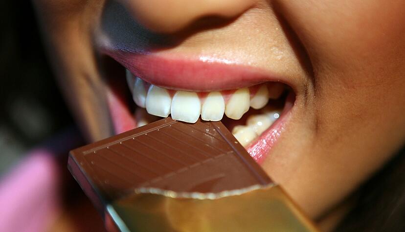 Ein Marktcheck von 19 Vollmilch-Schokoladentafeln zeigt, dass g&uuml;nstige Eigenmarken oft h&ouml;here soziale Produktionsstandards als bekannte Marken haben.