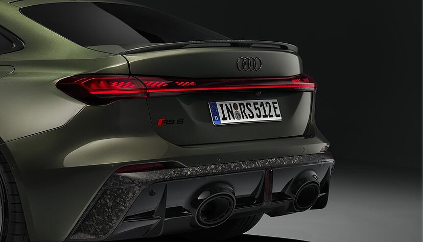 Das Heck ist die Schokoladenseite der neuen RS 5-Modelle. Die beiden dicken Endrohre sind weiter in die Mitte gewandert, bei der Limousine thront auf dem Kofferraumdeckel ein kleiner Spoiler.