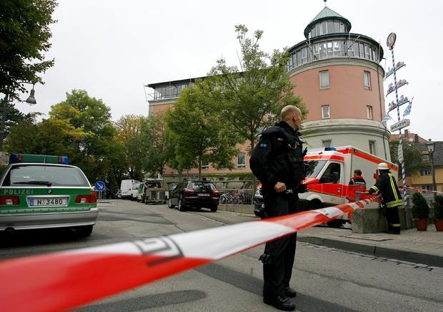 Eine Polizei-Absperrung ist am Donnerstag in Ansbach (Mittelfranken) vor dem Carolinum-Gymnasium zu sehen. Ein 19-jähriger Gymnasiast hat zuvor einen Anschlag in der Schule verübt und dabei vier Mitschüler zum Teil schwer verletzt.