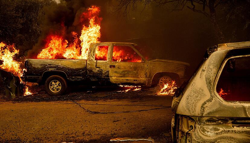 Brennende Fahrzeuge während des Thompson-Feuers Brennende Fahrzeuge während des Thompson-Feuers